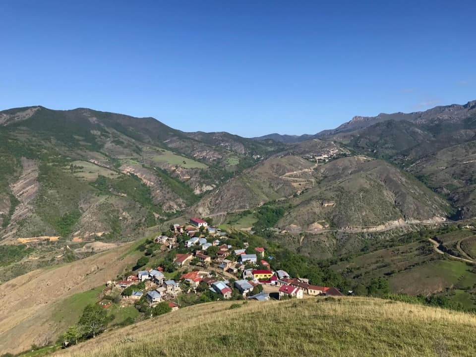 Село Мец Шен. Фото: https://politik.am/ru/zhiteli-sela-mets-shen-shushinskogo-rajona-pokinuli-svoi-doma-v-sele-ostalsya-tolko-rukovoditel-obschiny-a-khin Село Мец Шен. Фото: https://politik.am/ru/zhiteli-sela-mets-shen-shushinskogo-rajona-pokinuli-svoi-doma-v-sele-ostalsya-tolko-rukovoditel-obschiny-a-khin
