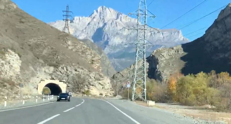 Транскавказская автомагистраль. Стоп-кадр из видео https://www.youtube.com/watch?v=hz87XjXT-ko Транскавказская автомагистраль. Стоп-кадр из видео https://www.youtube.com/watch?v=hz87XjXT-ko