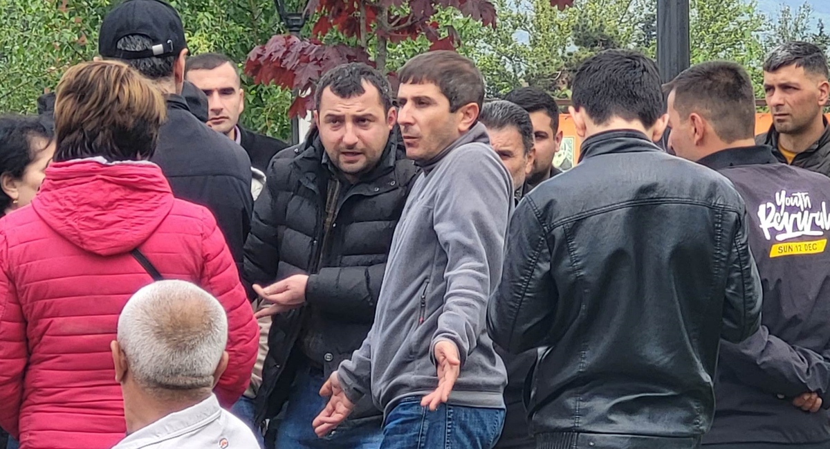 Жители Степанакерта собрались в сквере для обсуждения возможностей закрытия азербайджанского КПП. 1 мая 2023 года. Фото Алвард Григорян для "Кавказского узла". Жители Степанакерта собрались в сквере для обсуждения возможностей закрытия азербайджанского КПП. 1 мая 2023 года. Фото Алвард Григорян для "Кавказского узла".