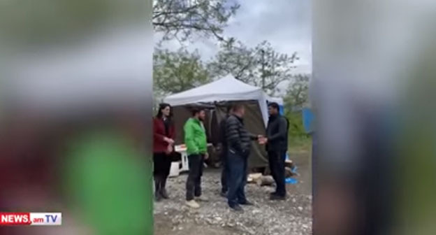Палатка активистов, которые требуют убрать азербайджанский КПП. Скриншот видео https://news.am/rus/news/757783.html Палатка активистов, которые требуют убрать азербайджанский КПП. Скриншот видео https://news.am/rus/news/757783.html