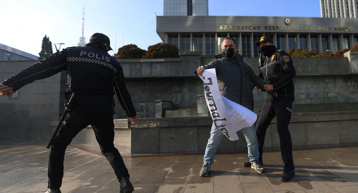 Сотрудники полиции вырывают плакат у протестующего. Фото Азиза Каримова для "Кавказского узла" Сотрудники полиции вырывают плакат у протестующего. Фото Азиза Каримова для "Кавказского узла"