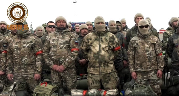 Добровольцы из Чечни перед отправкой в зону военной операции. Скриншот видео https://t.me/RKadyrov_95/3595 Добровольцы из Чечни перед отправкой в зону военной операции. Скриншот видео https://t.me/RKadyrov_95/3595