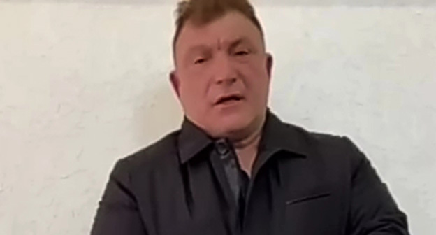 Житель села Верхний Наур Мовлади Мутаев. Скриншот видео https://www.youtube.com/watch&v=tT4H74id6vw Житель села Верхний Наур Мовлади Мутаев. Скриншот видео https://www.youtube.com/watch&v=tT4H74id6vw