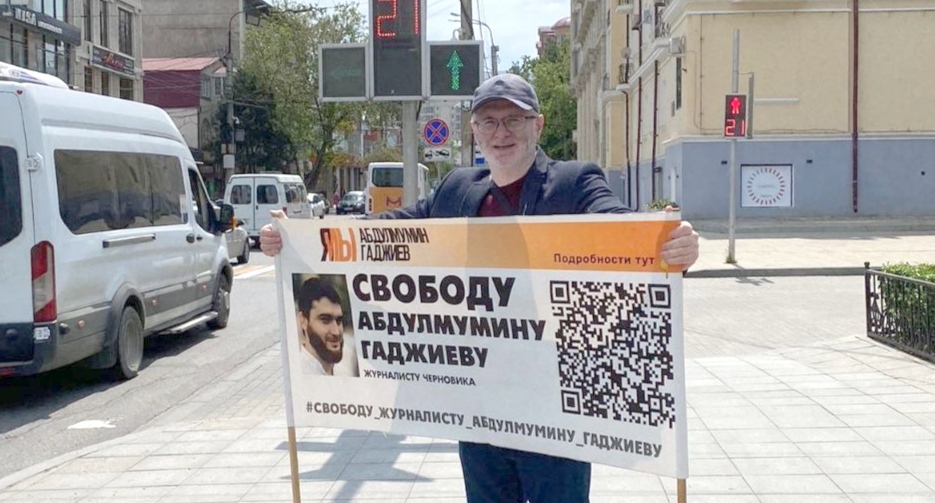 Магомед Магомедов на одиночном пикете. Махачкала, 8 мая 2023 года. Фото из телеграм-канала "Черновика" https://t.me/chernovik/51111 Магомед Магомедов на одиночном пикете. Махачкала, 8 мая 2023 года. Фото из телеграм-канала "Черновика" https://t.me/chernovik/51111