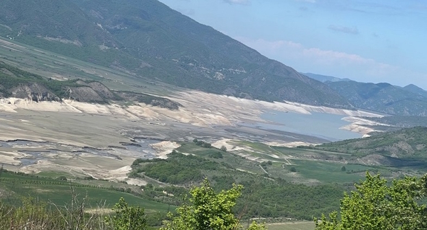Сарсангское водохранилище после спуска воды, фото: 1lurer.am Сарсангское водохранилище после спуска воды, фото: 1lurer.am