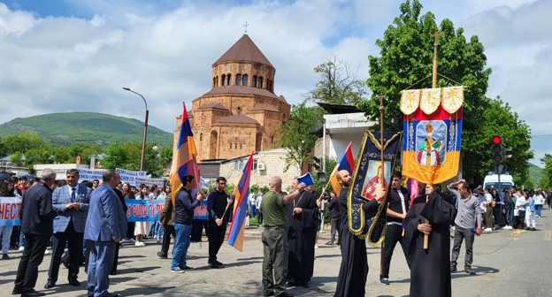 Крестный ход в Степанакерте, фото: Алвард Григорян для "Кавказского узла". Крестный ход в Степанакерте, фото: Алвард Григорян для "Кавказского узла".