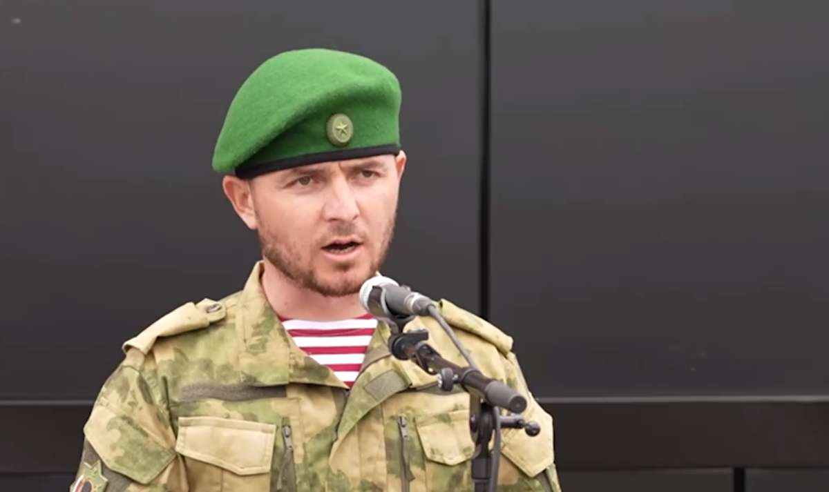 Чеченский боец извинился перед Кадыровым. Стоп-кадр видео из Telegram-канала Рамзана Кадырова от 08.05.23, https://t.me/RKadyrov_95/3610 Чеченский боец извинился перед Кадыровым. Стоп-кадр видео из Telegram-канала Рамзана Кадырова от 08.05.23, https://t.me/RKadyrov_95/3610
