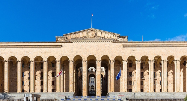 Парламент Грузии, фото: https://ru.wikipedia.org/wiki/%D0%9F%D0%B0%D1%80%D0%BB%D0%B0%D0%BC%D0%B5%D0%BD%D1%82_%D0%93%D1%80%D1%83%D0%B7%D0%B8%D0%B8 Парламент Грузии, фото: https://ru.wikipedia.org/wiki/%D0%9F%D0%B0%D1%80%D0%BB%D0%B0%D0%BC%D0%B5%D0%BD%D1%82_%D0%93%D1%80%D1%83%D0%B7%D0%B8%D0%B8