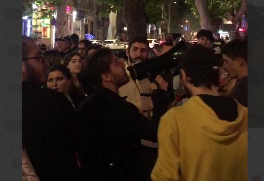 Акция протеста у здания МИД Грузии. Стоп-кадр видео Telegram-канала Tbilisi Life, https://t.me/Tbilisi_life/17961?single Акция протеста у здания МИД Грузии. Стоп-кадр видео Telegram-канала Tbilisi Life, https://t.me/Tbilisi_life/17961?single