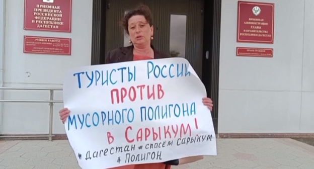 Одиночный пикет в Махачкале. Кадр видео "Черновика" https://t.me/chernovik/51324 Одиночный пикет в Махачкале. Кадр видео "Черновика" https://t.me/chernovik/51324