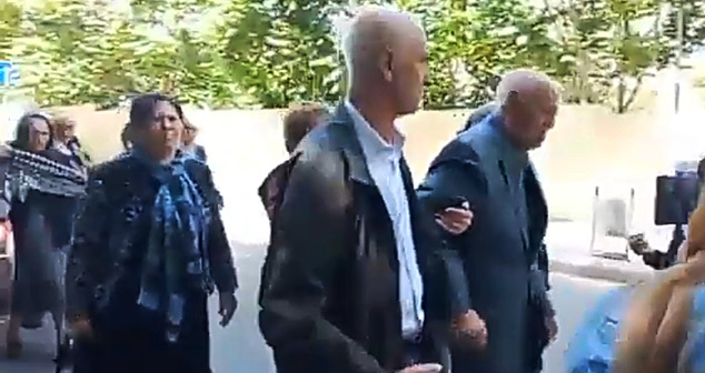 Акция протеста родственников Илькина Сулейманова. Скриншот видео https://www.youtube.com/watch?v+6pVhditGt9Y Акция протеста родственников Илькина Сулейманова. Скриншот видео https://www.youtube.com/watch?v+6pVhditGt9Y