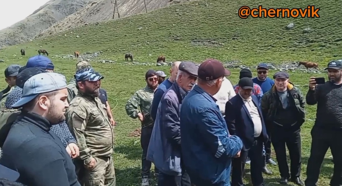 Сход жителей села Кусур. Кадр видео из телеграм-канала "Черновика" https://t.me/chernovik/51469 Сход жителей села Кусур. Кадр видео из телеграм-канала "Черновика" https://t.me/chernovik/51469