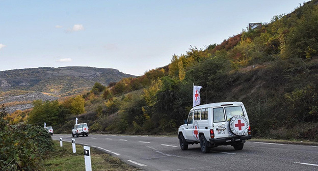 Машины Красного Креста. Фото: https://hetq.am/ru/article/151671 Машины Красного Креста. Фото: https://hetq.am/ru/article/151671