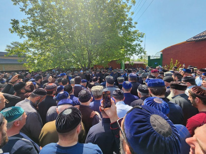 Несколько тысяч человек со всей Ингушетии приехали в Малгобек на похороны четырехлетней девочки. Фото https://gazetaingush.ru/news/tysyachi-lyudey-so-vsey-ingushetii-priezzhayut-na-pohorony-umershey-posle-zhestokogo-izbieniya Несколько тысяч человек со всей Ингушетии приехали в Малгобек на похороны четырехлетней девочки. Фото https://gazetaingush.ru/news/tysyachi-lyudey-so-vsey-ingushetii-priezzhayut-na-pohorony-umershey-posle-zhestokogo-izbieniya
