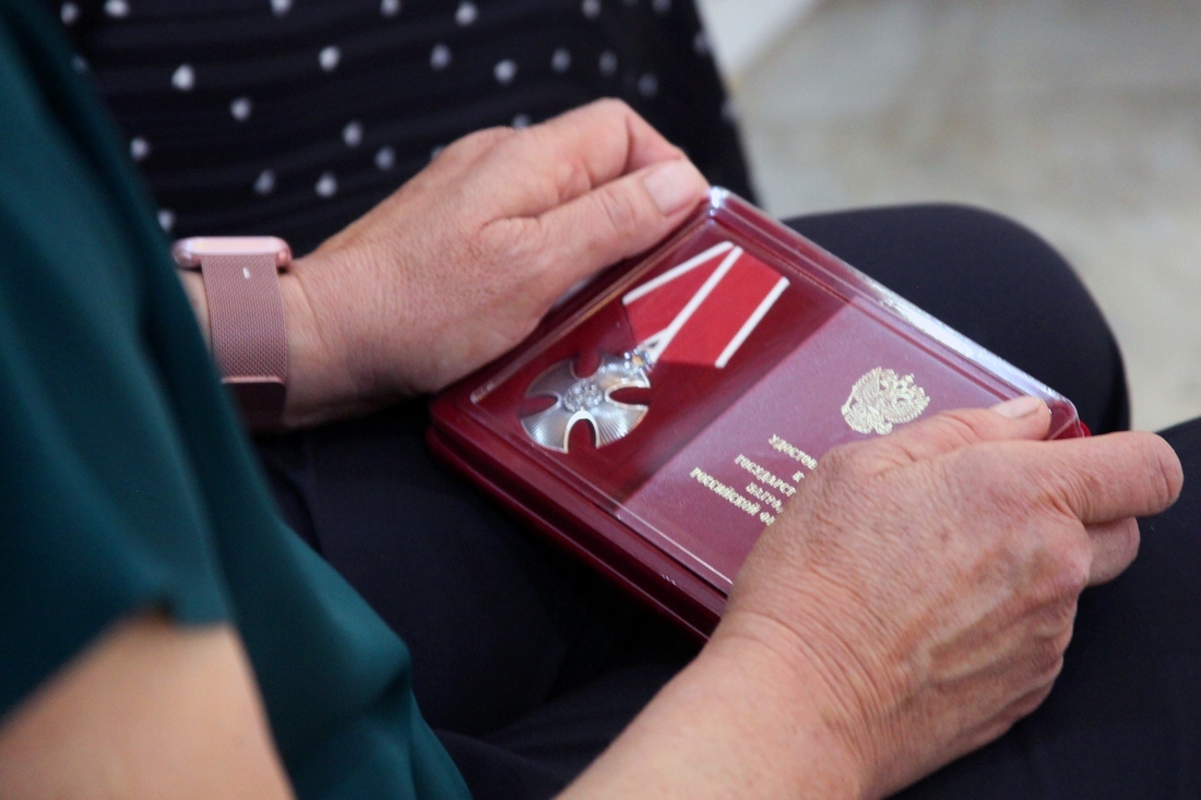 Женщина держит в руках орден Мужества во время церемонии награждения в музее-панораме "Сталинградская битва". 18 мая 2023 г. Фото: https://stalingrad-battle.ru Женщина держит в руках орден Мужества во время церемонии награждения в музее-панораме "Сталинградская битва". 18 мая 2023 г. Фото: https://stalingrad-battle.ru