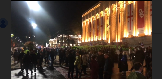 Акция протеста возле парламента в Тбилиси. Скриншот видео https://t.me/Tbilisi_life/18231 Акция протеста возле парламента в Тбилиси. Скриншот видео https://t.me/Tbilisi_life/18231