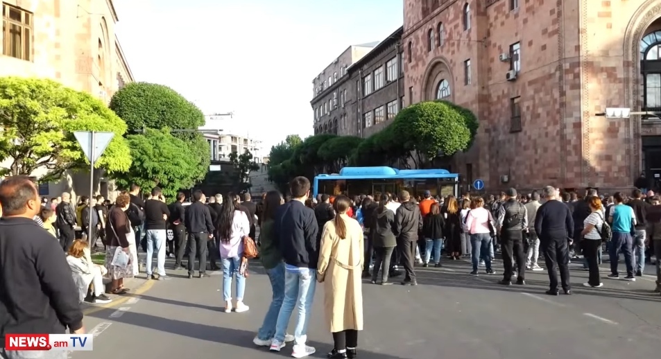 Акция протеста в центре Еревана. 20 мая 2023 года. Кадр видео News.am https://www.youtube.com/watch?v=bMtr-dOg4jI Акция протеста в центре Еревана. 20 мая 2023 года. Кадр видео News.am https://www.youtube.com/watch?v=bMtr-dOg4jI
