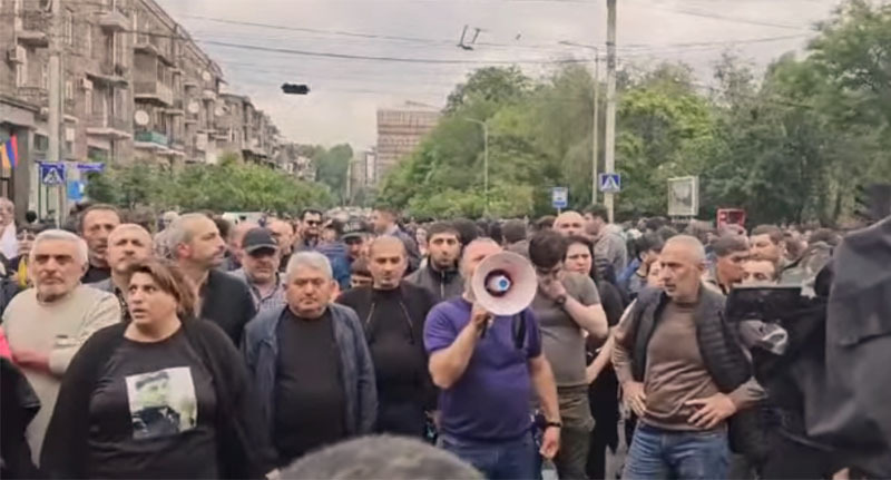 Участники акции в Ереване в поддержку Гаяне Акопян. Стопкадр из видео https://www.youtube.com/watch?v=yslj6tMIxpk Участники акции в Ереване в поддержку Гаяне Акопян. Стопкадр из видео https://www.youtube.com/watch?v=yslj6tMIxpk