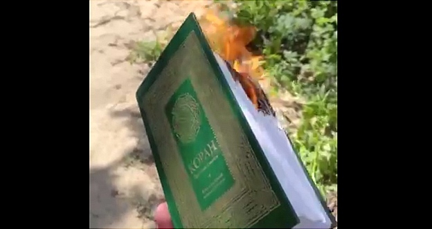Сожжение Корана, за которое задержан волгоградец Никита Журавель. Кадр видео, опубликованного SOTA https://t.me/sotaproject/59361 Сожжение Корана, за которое задержан волгоградец Никита Журавель. Кадр видео, опубликованного SOTA https://t.me/sotaproject/59361