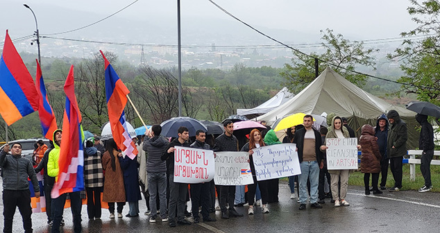 Акция молодежи Нагорного Карабаха против установки азербайджанского КПП при въезде в Лачинский коридор. 3 мая 2023 г. Фото Алвард Григорян для "Кавказского узла" Акция молодежи Нагорного Карабаха против установки азербайджанского КПП при въезде в Лачинский коридор. 3 мая 2023 г. Фото Алвард Григорян для "Кавказского узла"