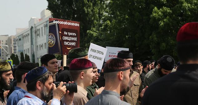Участники митинга против сожжения Корана. Фото: chechnyatoday.com
Участники митинга против сожжения Корана. Фото: chechnyatoday.com