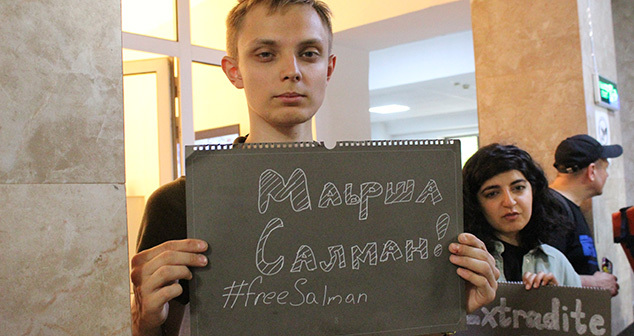 Активист держит плакат в поддержку Салмана Мукаева. Ереван, 25 мая 2023 года. Фото Тиграна Петросяна для "Кавказского узла" Активист держит плакат в поддержку Салмана Мукаева. Ереван, 25 мая 2023 года. Фото Тиграна Петросяна для "Кавказского узла"