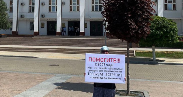 Жительница Дагестана Гульгез Гаджиева на одиночном пикете в Махачкале. 26 мая 2023 года. Скриншот видео https://t.me/chernovik/52149 Жительница Дагестана Гульгез Гаджиева на одиночном пикете в Махачкале. 26 мая 2023 года. Скриншот видео https://t.me/chernovik/52149