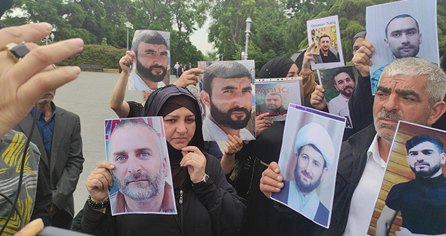 Родные арестованных во время акции протеста в Баку. 26 мая 2023 года. Фото: Фаик Меджид, источник, корреспондент "Кавказского узла" Родные арестованных во время акции протеста в Баку. 26 мая 2023 года. Фото: Фаик Меджид, источник, корреспондент "Кавказского узла"