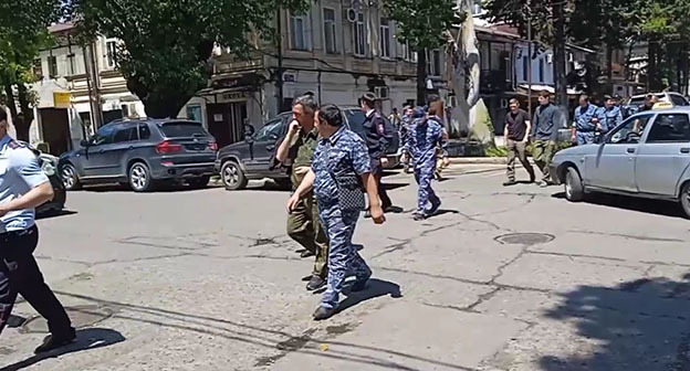 Сотрудники полиции перед предстоящим митингом в Сухуме. 30 мая 2023 г. Скриншот видео https://t.me/nujnayagazeta/5778 Сотрудники полиции перед предстоящим митингом в Сухуме. 30 мая 2023 г. Скриншот видео https://t.me/nujnayagazeta/5778