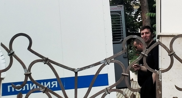 Исмаил Нальгиев возле суда. 2 июня 2023 г. Фото корреспондента "Кавказского узла" Исмаил Нальгиев возле суда. 2 июня 2023 г. Фото корреспондента "Кавказского узла"
