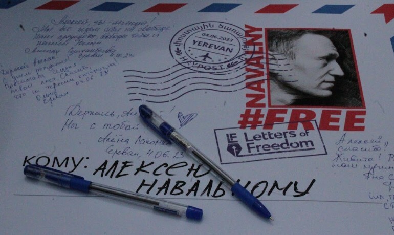 Участники акции в Ереване написали послания Алексею Навальному (внесен в список экстремистов и террористов, составленный Росфинмониторингом). 4 июня 2023 года. Фото Тиграна Петросяна для "Кавказского узла". Участники акции в Ереване написали послания Алексею Навальному (внесен в список экстремистов и террористов, составленный Росфинмониторингом). 4 июня 2023 года. Фото Тиграна Петросяна для "Кавказского узла".