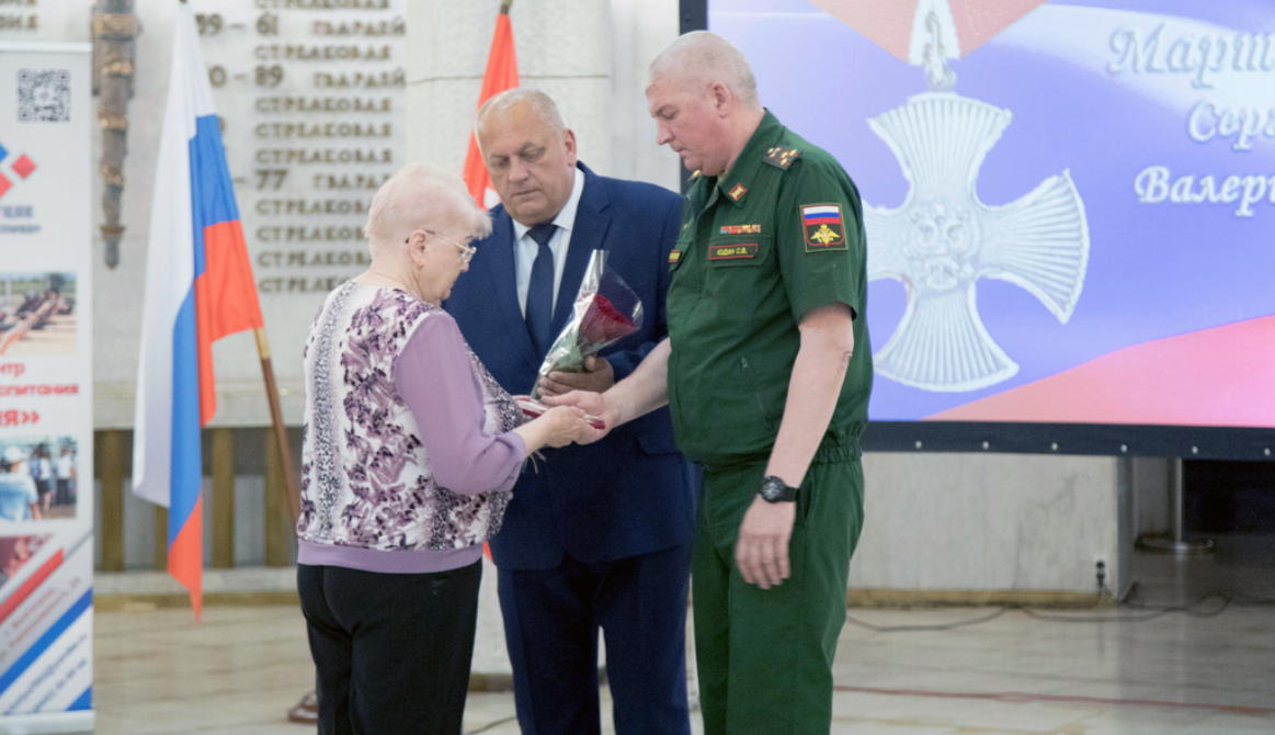 Вручение наград родным погибших. Скриншот фото с сайта музея "Сталинградская битва" от 08.06.23, https://stalingrad-battle.ru/about/m-news/2023/10991/ Вручение наград родным погибших. Скриншот фото с сайта музея "Сталинградская битва" от 08.06.23, https://stalingrad-battle.ru/about/m-news/2023/10991/