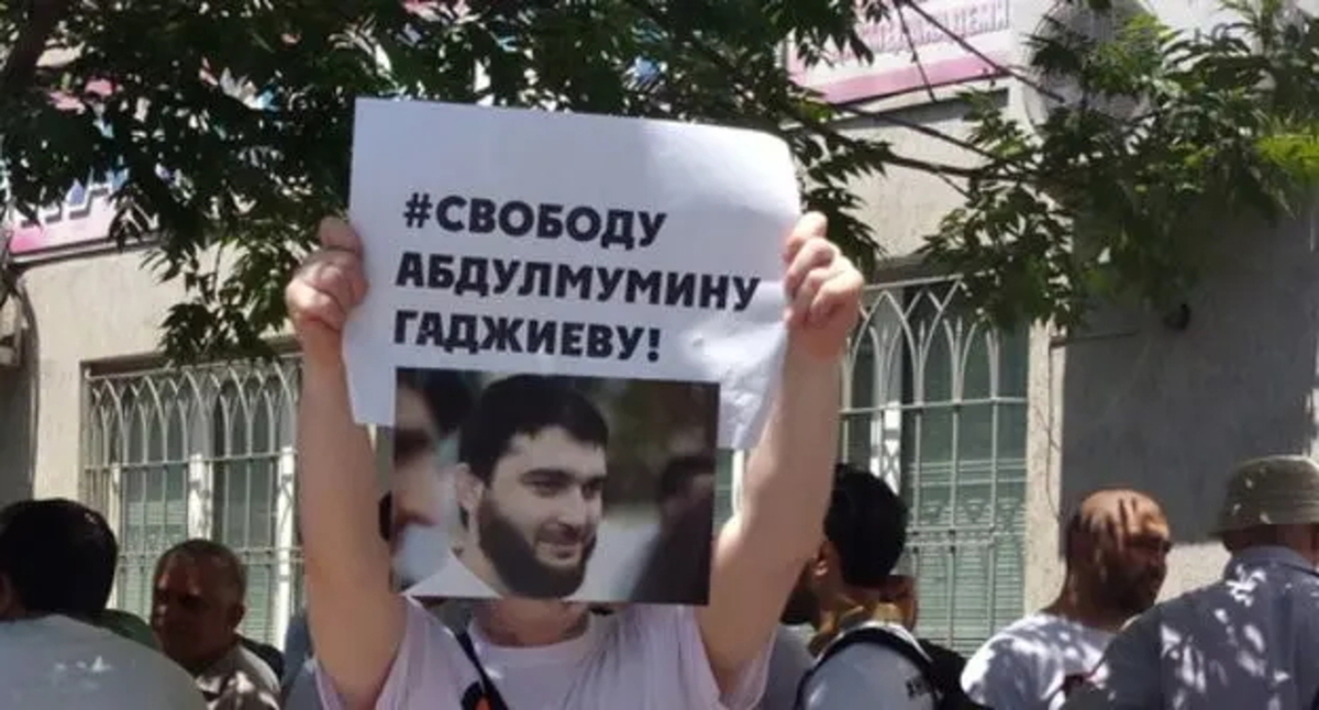 Активист держит плакат с портретом Абдулмумина Гаджиева. Махачкала, июнь 2019 года. Фото корреспондента "Кавказского узла" Активист держит плакат с портретом Абдулмумина Гаджиева. Махачкала, июнь 2019 года. Фото корреспондента "Кавказского узла"