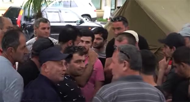 Шахтеры Чиатуры компании Georgian Manganese. Скриншот видео https://www.facebook.com/mautskebeli.ge/videos/985522442580071 Шахтеры Чиатуры компании Georgian Manganese. Скриншот видео https://www.facebook.com/mautskebeli.ge/videos/985522442580071