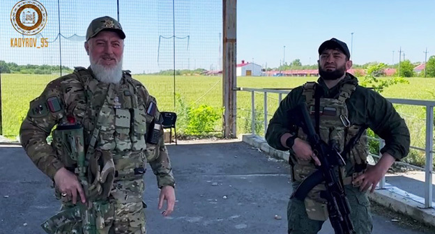 Адам Делимханов (cлева) и Рустам Агуев на границе Белгородской области. Скриншот видео https://t.me/RKadyrov_95/3701 Адам Делимханов (cлева) и Рустам Агуев на границе Белгородской области. Скриншот видео https://t.me/RKadyrov_95/3701