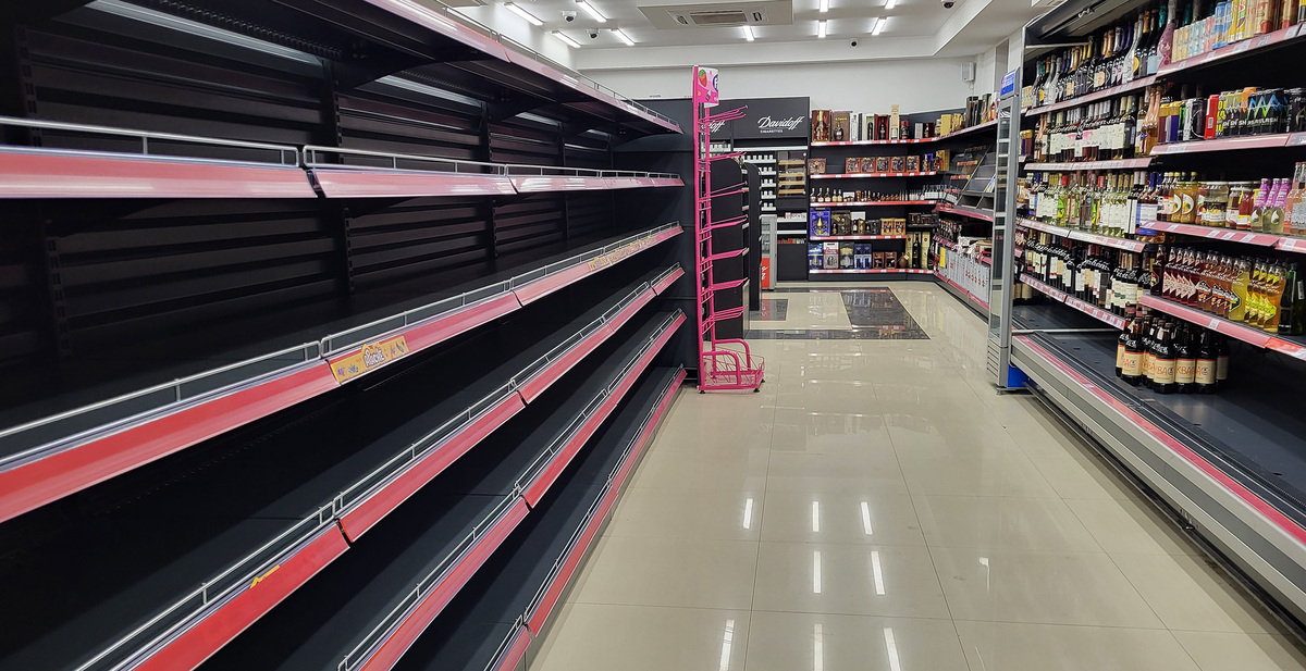 Пустые полки в магазине Степанакерта. Фото Алвард Григорян для "Кавказского узла" Пустые полки в магазине Степанакерта. Фото Алвард Григорян для "Кавказского узла"