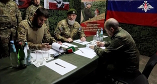 Подписание контракта Минобороны с подразделением "Ахмат". В центре – Адам Делимханов. 12 июня 2023 года. Фото: пресс-служба Минобороны РФ. Подписание контракта Минобороны с подразделением "Ахмат". В центре – Адам Делимханов. 12 июня 2023 года. Фото: пресс-служба Минобороны РФ.