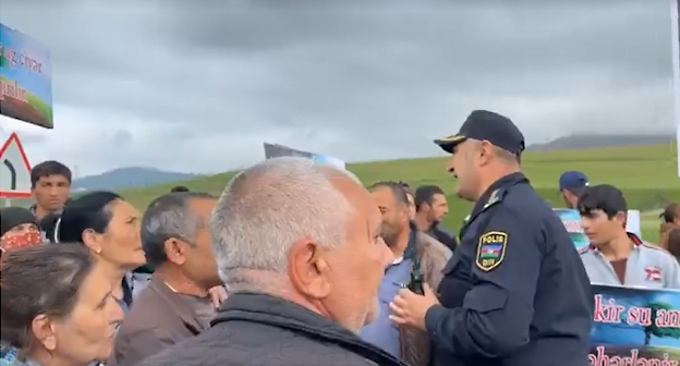 Жители села Союдлу на протестной акции 21 июня, стоп-кадр видео https://www.facebook.com/watch/live/?ref=watch_permalink&v=6350533715028939 * деятельность компании Meta (владеет Facebook, Instagram и WhatsApp) запрещена в России. Жители села Союдлу на протестной акции 21 июня, стоп-кадр видео https://www.facebook.com/watch/live/?ref=watch_permalink&v=6350533715028939 * деятельность компании Meta (владеет Facebook, Instagram и WhatsApp) запрещена в России.