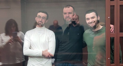 Кемал Тамбиев, Абубакар Ризванов и Абдулмумин Гаджиев (слева направо) в зале суда. Фото корреспондента "Кавказского узла" Кемал Тамбиев, Абубакар Ризванов и Абдулмумин Гаджиев (слева направо) в зале суда. Фото корреспондента "Кавказского узла"