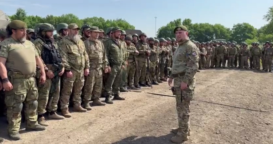 Апти Алаудинов выступает перед бойцами "Ахмата" в Ростовской области. Кадр видео ЧГТРК "Грозный" https://t.me/groznytv/17325 Апти Алаудинов выступает перед бойцами "Ахмата" в Ростовской области. Кадр видео ЧГТРК "Грозный" https://t.me/groznytv/17325