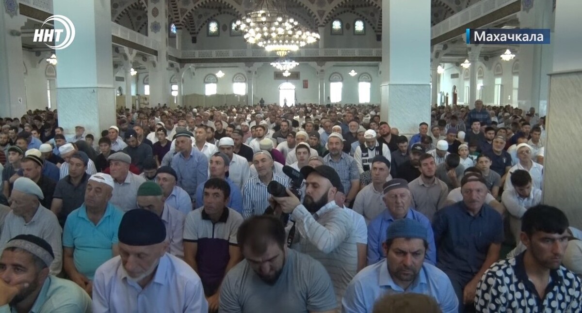Посетители мечети Махачкалы. Стоп-кадр из видео https://www.youtube.com/watch?v=y5nPP-SPDm Посетители мечети Махачкалы. Стоп-кадр из видео https://www.youtube.com/watch?v=y5nPP-SPDm