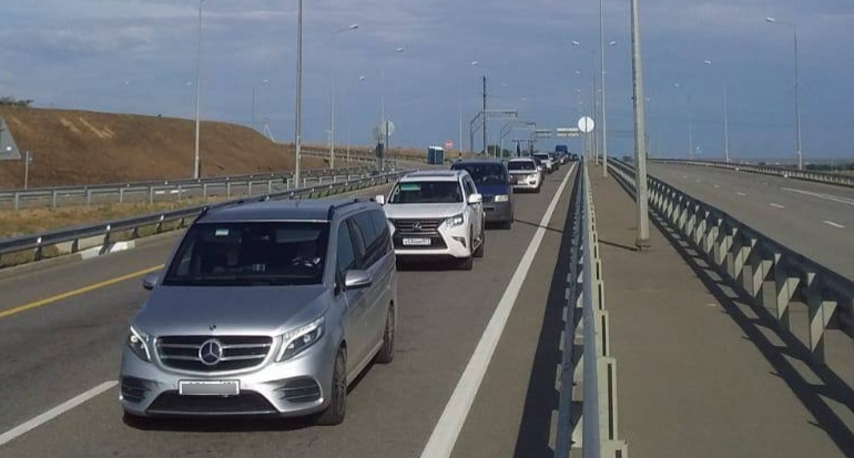 Автомобили в пробке перед Крымским мостом. 1 июля 2023 года. Фото: оперштаб Краснодарского края https://t.me/s/opershtab23/7154 Автомобили в пробке перед Крымским мостом. 1 июля 2023 года. Фото: оперштаб Краснодарского края https://t.me/s/opershtab23/7154