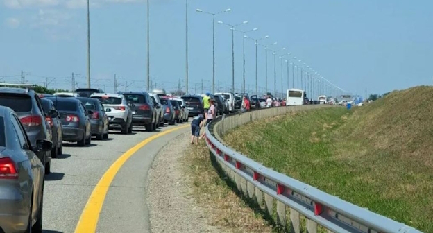 Пробка перед Крымским мостом, фото: auto.ru Пробка перед Крымским мостом, фото: auto.ru