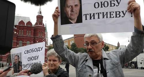 Светлана Ганнушкина и Олег Орлов во время одиночных пикетов на Манежной площади. 9 июля 2018 г. Скриншот видео: Пресс-служба ПЦ ("Кавказский узел" может сообщить название организации по запросу)* https://www.youtube.com