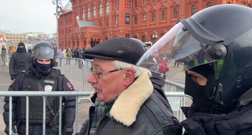 Задержание Олега Орлова в Москве 6 марта 2022 года. Стоп-кадр из видео в Telegram-канале ("Кавказский узел" может сообщить название организации по запросу)*https://("Кавказский узел" может сообщить название организации по запросу)/1992
