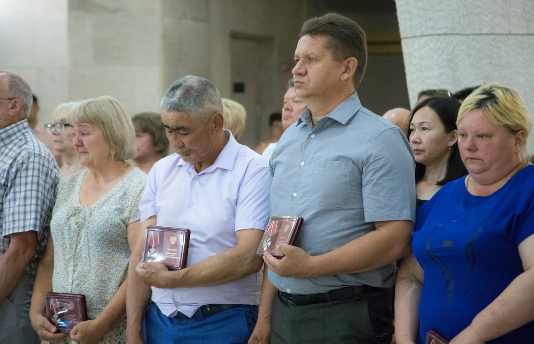 Родные погибших на вручении наград. Скриншот фото с сайта музея "Сталинградская битва" от 06.07.23, https://stalingrad-battle.ru/about/m-news/2023/11036/ Родные погибших на вручении наград. Скриншот фото с сайта музея "Сталинградская битва" от 06.07.23, https://stalingrad-battle.ru/about/m-news/2023/11036/