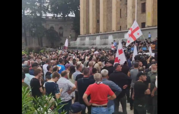 Акция у парламента Грузии. Стоп-кадр видео из Telegram-канала Tbilisi Life от 08.07.23, https://t.me/Tbilisi_life/19446 Акция у парламента Грузии. Стоп-кадр видео из Telegram-канала Tbilisi Life от 08.07.23, https://t.me/Tbilisi_life/19446