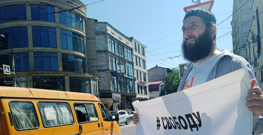 Идрис Юсупов в одиночном пикете. Фото: Телеграм-канал "Черновик" Идрис Юсупов в одиночном пикете. Фото: Телеграм-канал "Черновик"