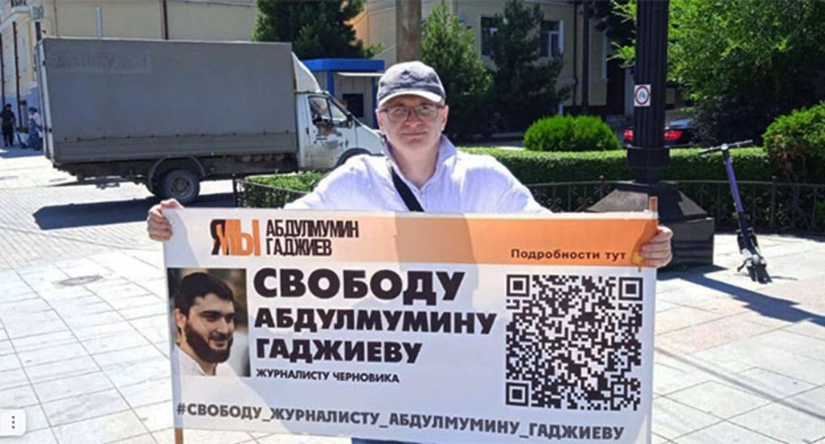 Магомед Магомедов в одиночном пикете. Махачкала, 3 июля 2023 года. Фото: Телеграм-канал "Черновик" Магомед Магомедов в одиночном пикете. Махачкала, 3 июля 2023 года. Фото: Телеграм-канал "Черновик"