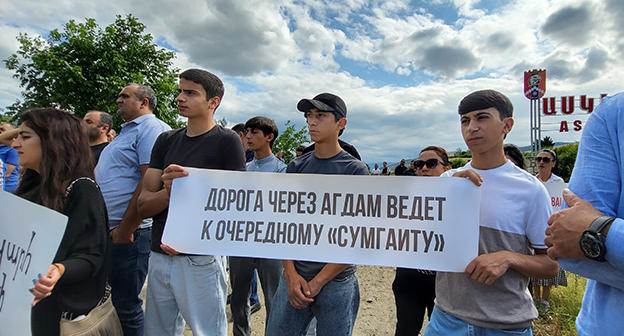 Жители Нагорного Карабаха заблокировали дорогу в Агдам. Нагорный Карабах, 18 июля 2023 г. Фото Алвард Григорян для "Кавказского узла" Жители Нагорного Карабаха заблокировали дорогу в Агдам. Нагорный Карабах, 18 июля 2023 г. Фото Алвард Григорян для "Кавказского узла"